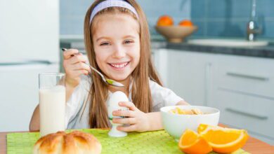 اكلات تفيد مخ الاطفال في سن المدرسة