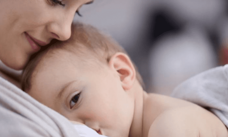 الرضاعة الطبيعية وفوائدها للأم والطفل