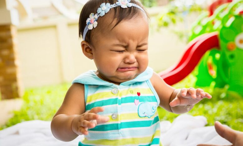 علاج بكاء الطفل عندما نذهب به في مكان جديد