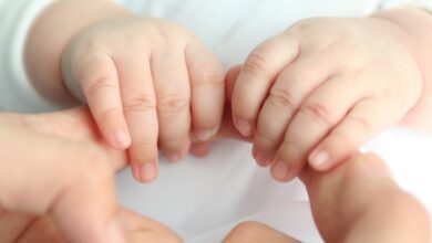 هل الامومة بالفطرة أم تحتاج مجهود لتعلمها ؟
