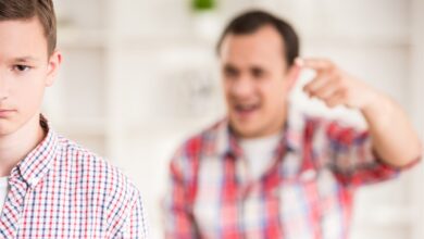 تسلط الاهل على الاطفال