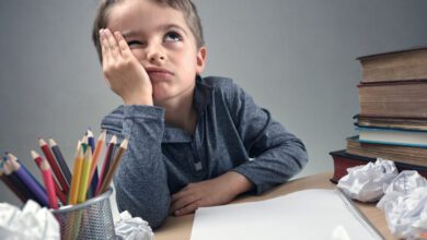 كيف تتصرف مع الطفل الضعيف دراسياً