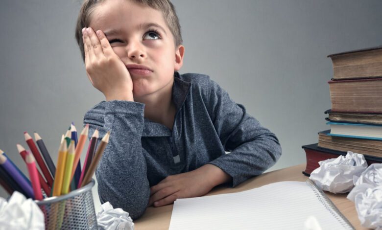 كيف تتصرف مع الطفل الضعيف دراسياً