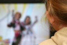 خطورة مشاهدة الافلام للاطفال ومسلسلات وبرامج الكبار