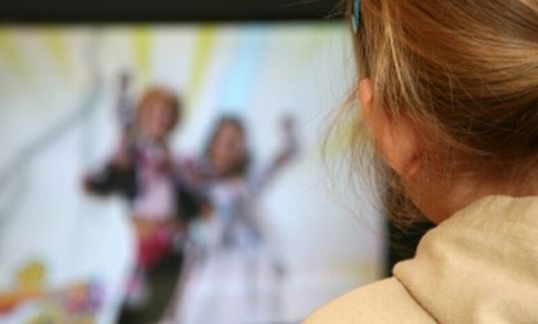خطورة مشاهدة الافلام للاطفال ومسلسلات وبرامج الكبار