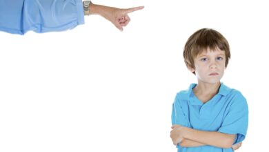 هل تستطيع الأب و الأم المتسلطة على الاطفال أن ينشئوا أطفال سعداء؟