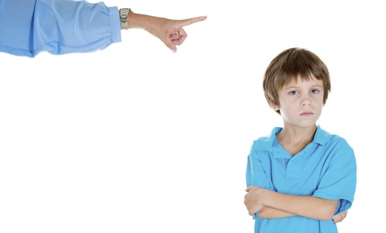 هل تستطيع الأب و الأم المتسلطة على الاطفال أن ينشئوا أطفال سعداء؟