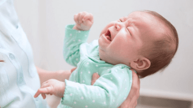 نصائح للام للتعامل مع بكاء الطفل ويريدك أن تحملية وأنتى مشغولة