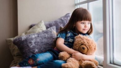 كيفية التعامل مع الطفل الانطوائي ومتى تقلقى ؟