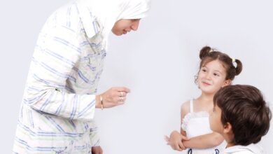 كيف يكون الفرق بين الغضب و حزم الام في تربية الطفل