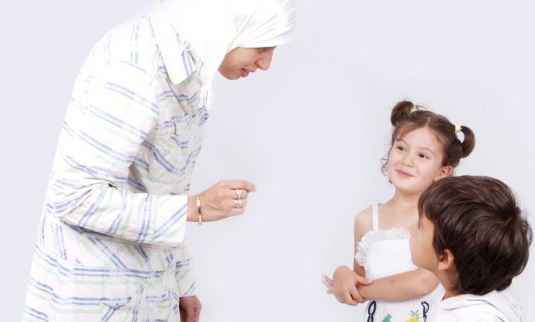 كيف يكون الفرق بين الغضب و حزم الام في تربية الطفل