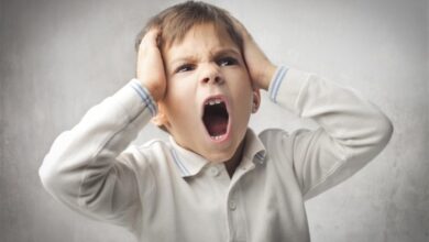كيف تتصرفين امام ثلاث من السلوكيات السيئة لطفلك