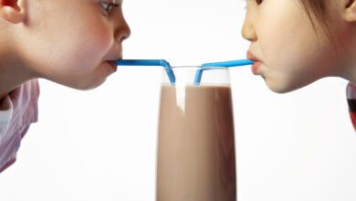 هل الحليب بالشيكولاتة صحي للطفل في المدرسة؟