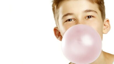 حقيقة اضرار بلع اللبان ( العلكة ) وفوائدها
