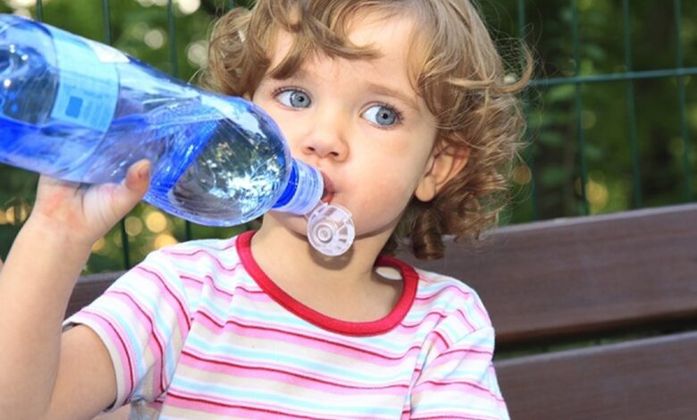 شجعي طفلك على شرب الماء بأفكار لذيذة