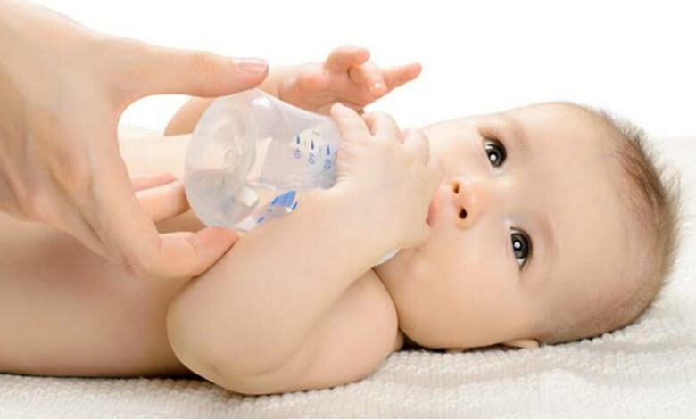 متى يشرب الطفل الماء ؟