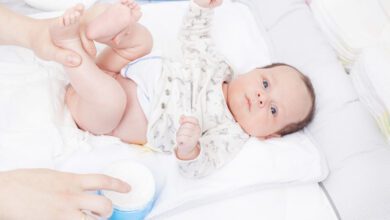 اسباب البراز الاسود عند الاطفال وطرق العلاج
