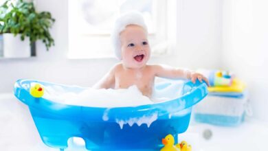 خطوات استحمام المولود الصغير دون أن يمرض