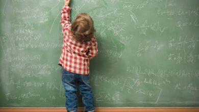 كيف تتعاملي مع طفلك إذا يستخدم اليد اليسرى ؟