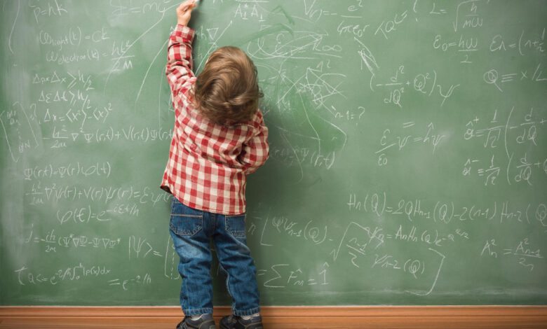 كيف تتعاملي مع طفلك إذا يستخدم اليد اليسرى ؟