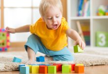 أنشطه تنمية مهارات الطفل اليدوية في أول 3 سنوات من عمره