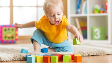 أنشطه تنمية مهارات الطفل اليدوية في أول 3 سنوات من عمره