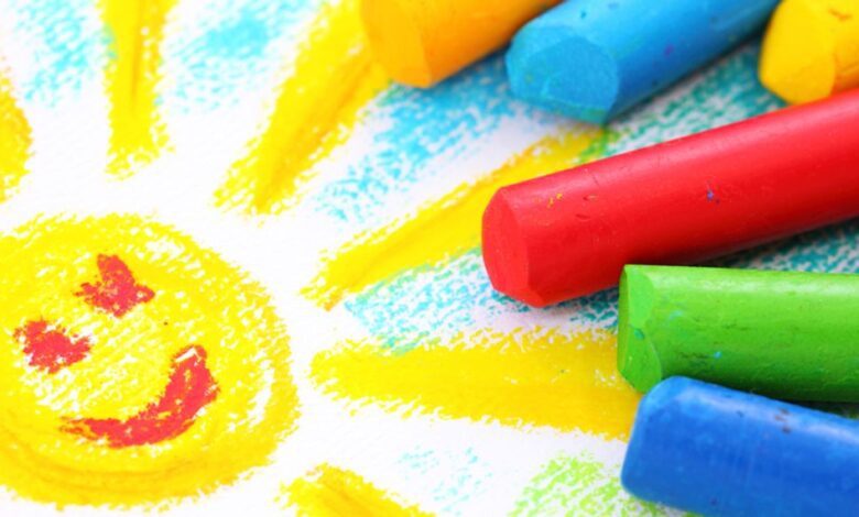 كيفية تعليم الطفل الالوان بطرق شيقة بالصور