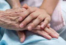 قصة جميلة تعلمك الاحسان الى الوالدين