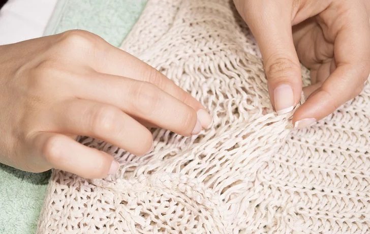 طرق لتصليح الملابس الكروشية المتمددة بالصور