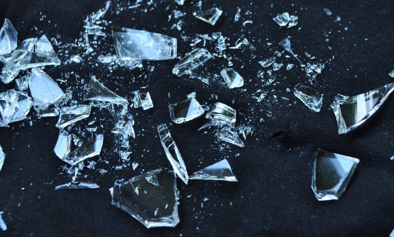 طرق التقاط بقايا الزجاج من الأرض بحيل ذكية