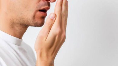 كيفية التخلص من رائحة الفم الكريهة بأشياء طبيعية