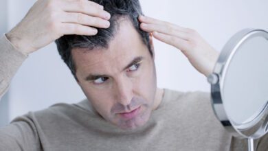 طرق منع تساقط الشعر وظهور الشعر الأبيض