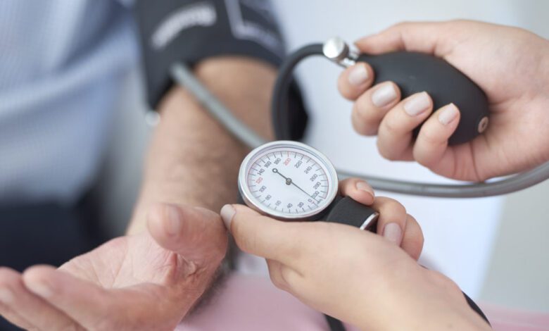 اسباب انخفاض ضغط الدم والهبوط والعلاج والوقاية