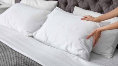طريقة تنظيف الوسائد بالصور وعمل بودرة معطّرة للسرير والوسائد