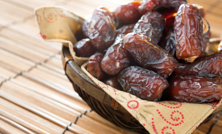 تناول التمر على الريق يقضي على الطفيليات ويقتل الدود