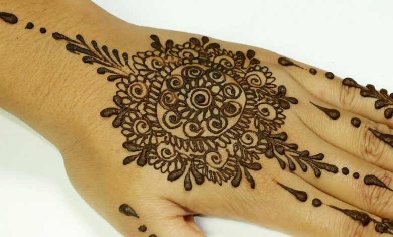 نقوش الحنة على اليد
