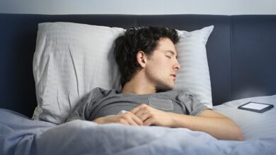 احذر الاحتفاظ بالهاتف اثناء النوم لهذا السبب