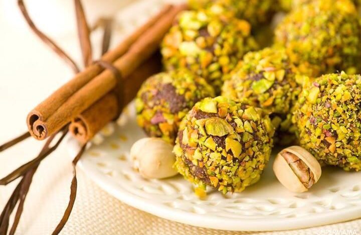 كرات الشوكولاتة بالفستق والقرفة