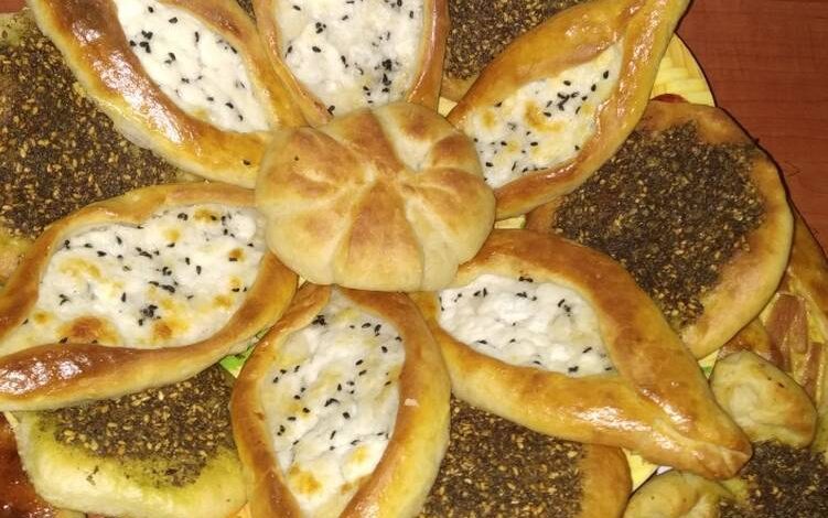 طريقة عمل مناقيش باللبنة والسمسم