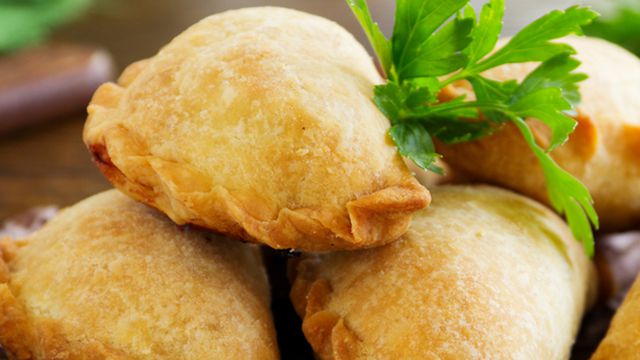 فطائر مقلية بالدجاج والكزبرة