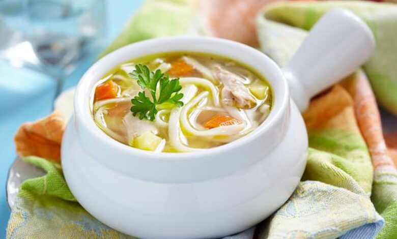 شوربة نودلز باللحمة والمشروم