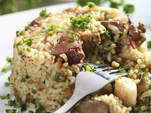 لحمة بصلصة البصل وارز بالكبدة