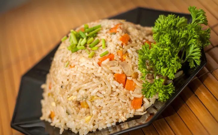 طريقة عمل الارز المقلي بطريقة جديدة وشهية بالصور
