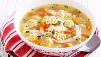 شوربة الدجاج والباستا والخضروات