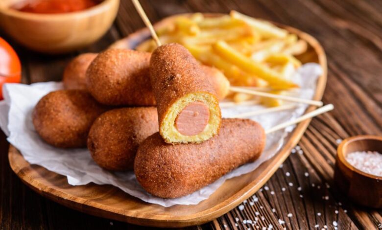 طريقة عمل الكورن دوج الذي يعشقه الصغار بالخطوات مصورة